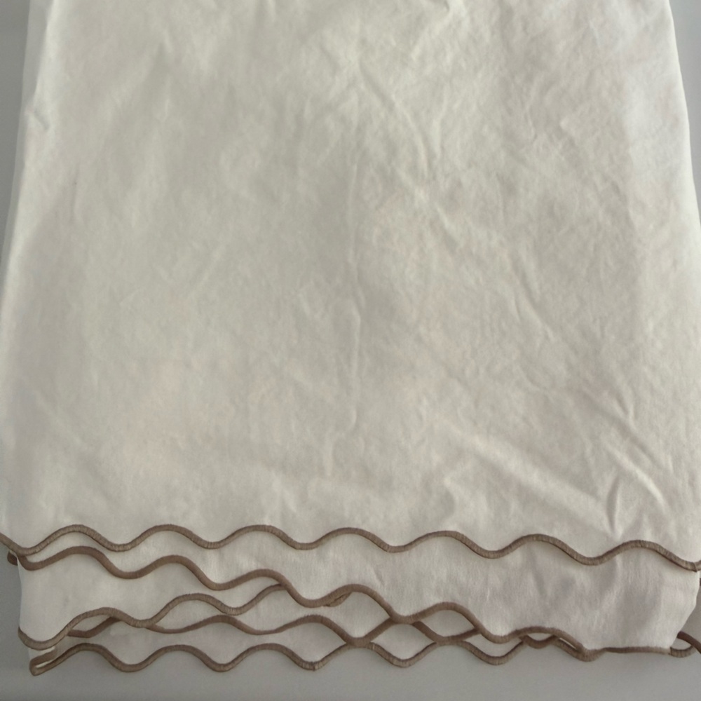 NWOT Serena & Lily Wave Crib Skirt